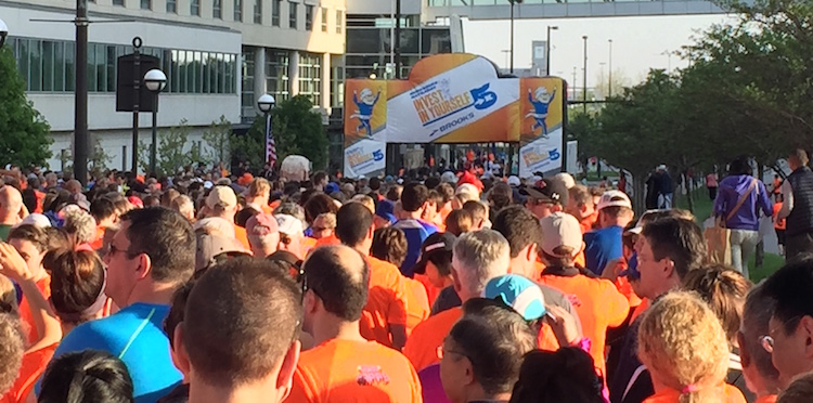 5k runners gather at the start.